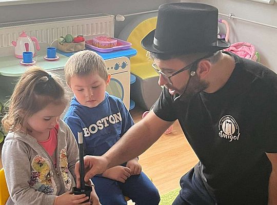 Dzieci uczą się czarować