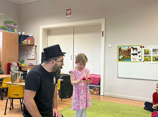 Dzieci uczą się czarować