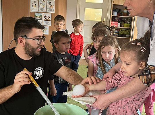 Dzieci trzymają bańki z dymem