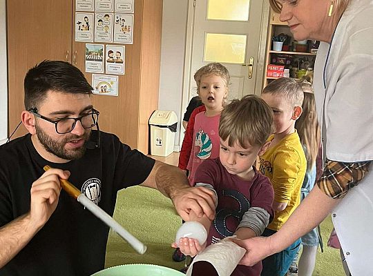 Dzieci trzymają bańki z dymem