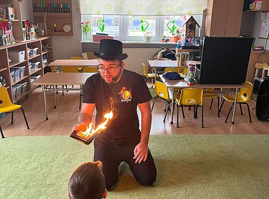 Dzieci uczą się czarować