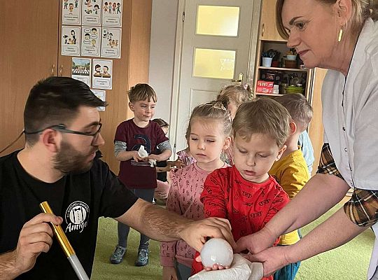 Dzieci trzymają bańki z dymem