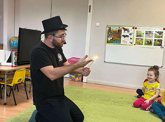 Dzieci uczą się czarować