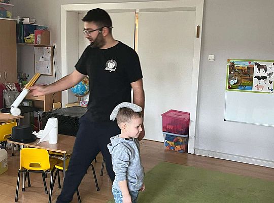 Dzieci uczą się czarować