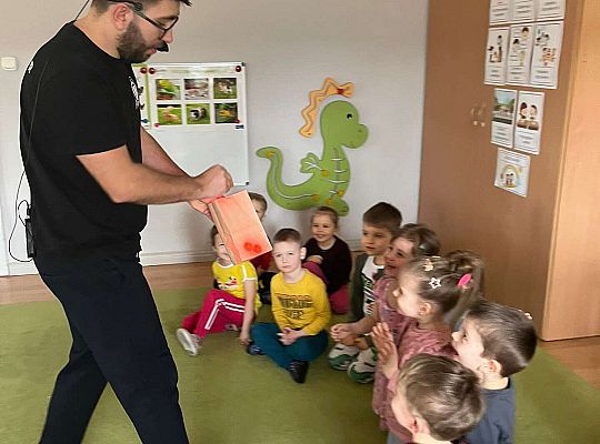 Dzieci uczą się czarować