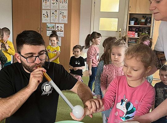 Dzieci trzymają bańki z dymem