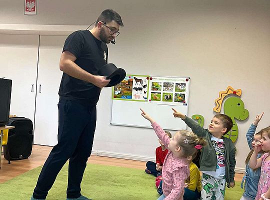 Dzieci uczą się czarować