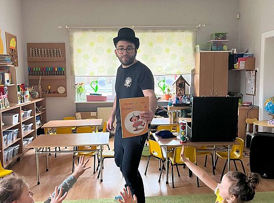 Dzieci uczą się czarować