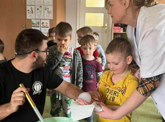 Dzieci trzymają bańki z dymem