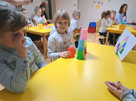 Dwie dziewczynki rozwiązują zadanie z kubeczkami