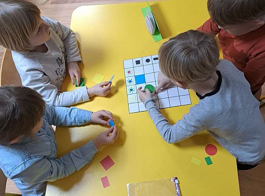 Dzieci rozwiązują zadanie matematyczne