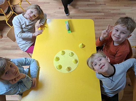 Czwórka dzieci siedzi przy stole