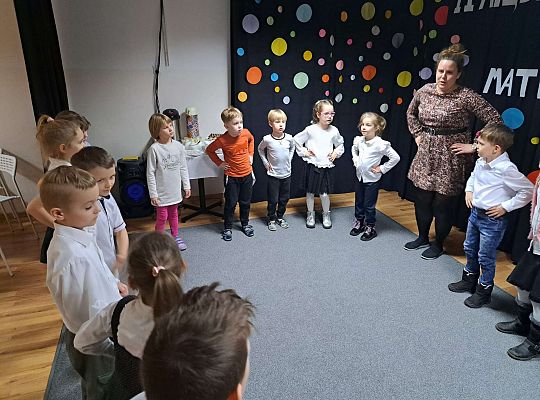 Wspólny taniec dzieci z nauczycielką