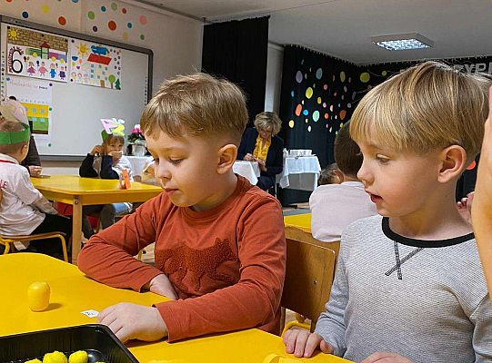 Chłopcy rozwiązują zadanie matematyczne