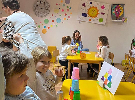 Dwie dziewczynki rozwiązują zadanie z kubeczkami