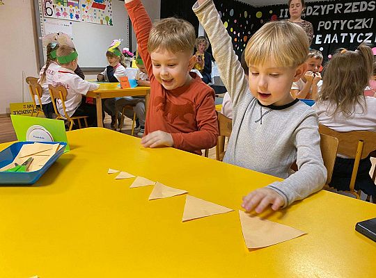 Chłopcy rozwiązują zadanie matematyczne