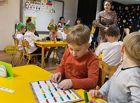 Chłopcy rozwiązują zadanie matematyczne