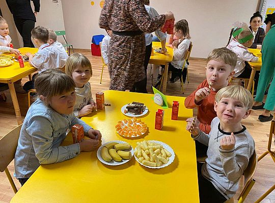 Drużyna przy poczęstunku
