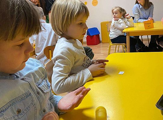 Dziewczynki rozwiązują zadanie matematyczne