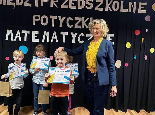 Wręczanie pamiątkowych dyplomów za udział w konkursie