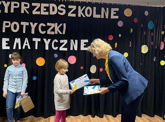 Wręczanie pamiątkowych dyplomów za udział w konkursie