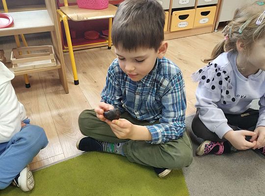 Dzieci oglądają i wąchają bursztyn