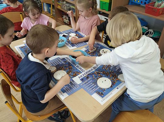 Dzieci układają bursztyn i muszelki