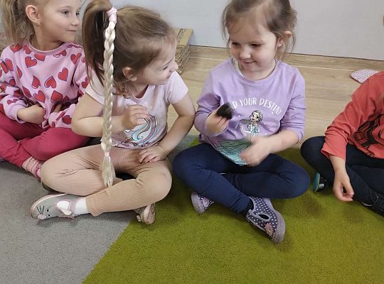 Dzieci oglądają i wąchają bursztyn