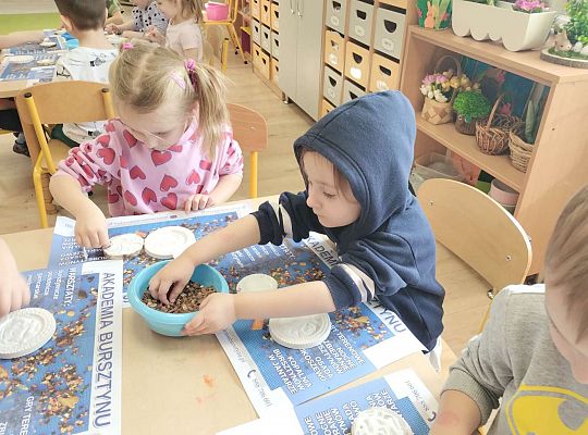 Dzieci układają bursztyn i muszelki