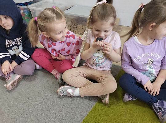 Dzieci oglądają i wąchają bursztyn