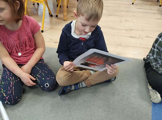 Dzieci oglądają obrazki