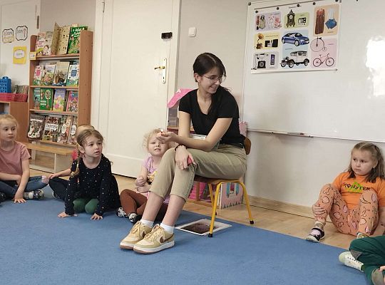 Pani opowiada dzieciom o bursztynie