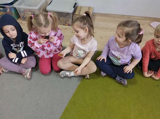 Dzieci oglądają i wąchają bursztyn