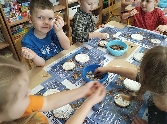 Dzieci układają bursztyn i muszelki