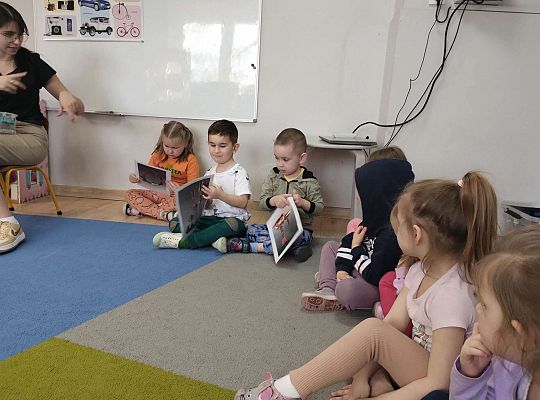 Dzieci oglądają obrazki