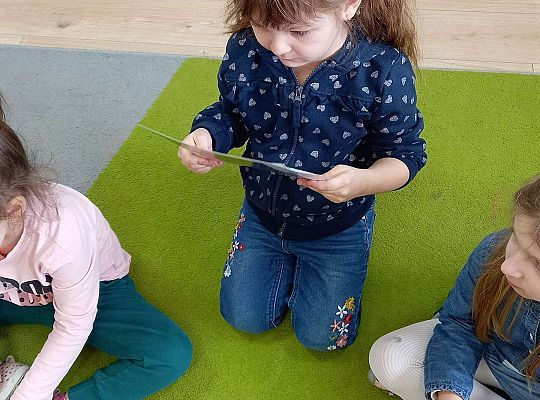 Dzieci oglądają obrazki