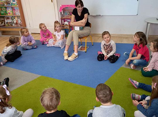 Pani opowiada dzieciom o bursztynie