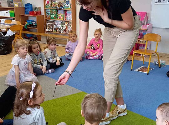 Dzieci wąchają kadzidełko o zapachu bursztynu