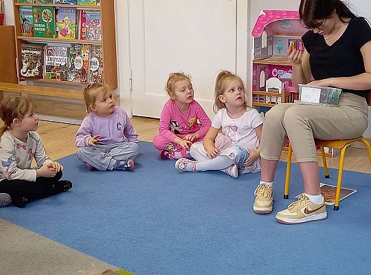 Pani opowiada dzieciom o bursztynie