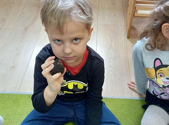 Dzieci oglądają bursztyn