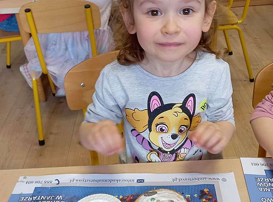 Dzieci układają bursztyn i muszelki