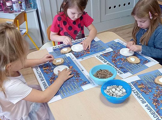 Dzieci układają bursztyn i muszelki