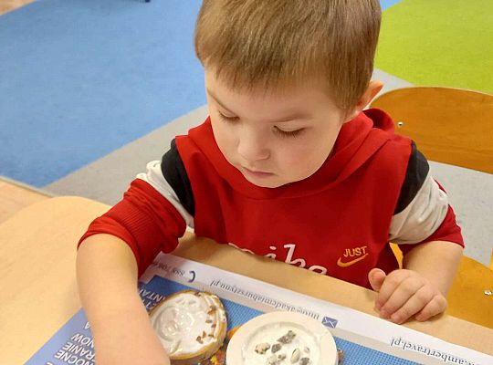 Dzieci układają bursztyn i muszelki