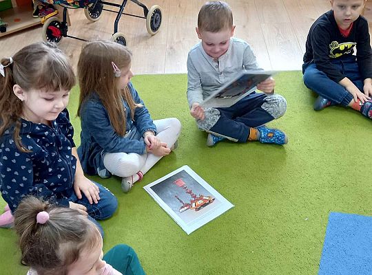 Dzieci oglądają obrazki