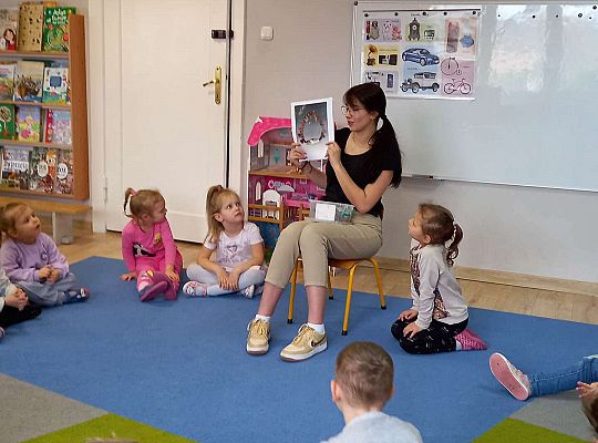 Pani opowiada dzieciom o bursztynie