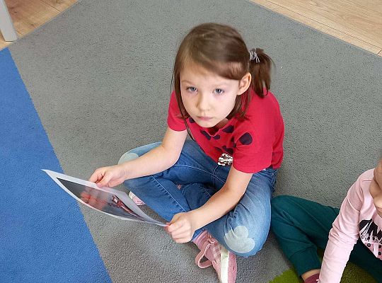 Dzieci oglądają obrazki