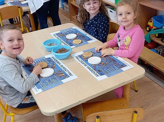 Dzieci układają bursztyn i muszelki