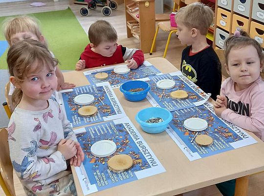 Dzieci układają bursztyn i muszelki