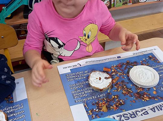 Dzieci układają bursztyn i muszelki