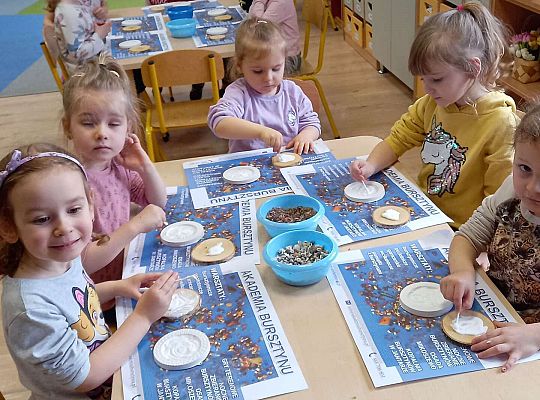 Dzieci układają bursztyn i muszelki